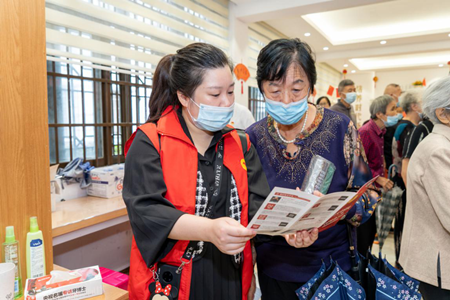 神經內科的9名專家為菱藕社區居民提供免費醫療義診和健康咨詢服務